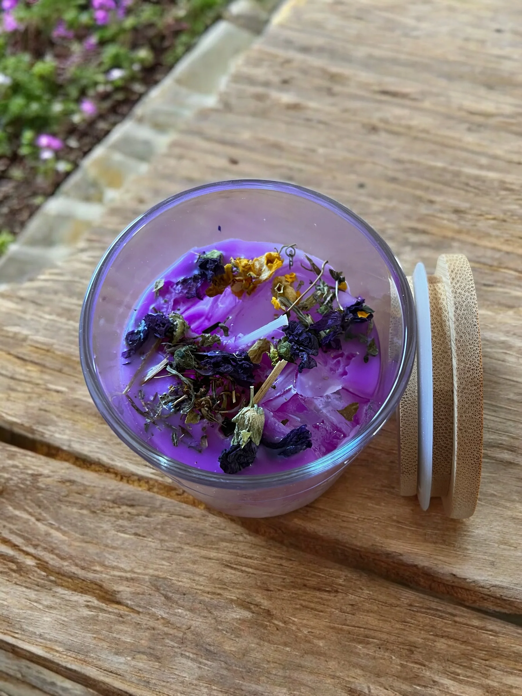 Přírodní svíčky z ČR zdobené minerály i sušenými květy - Obrázek 6