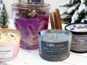 Přírodní svíčky z ČR zdobené minerály i sušenými květy