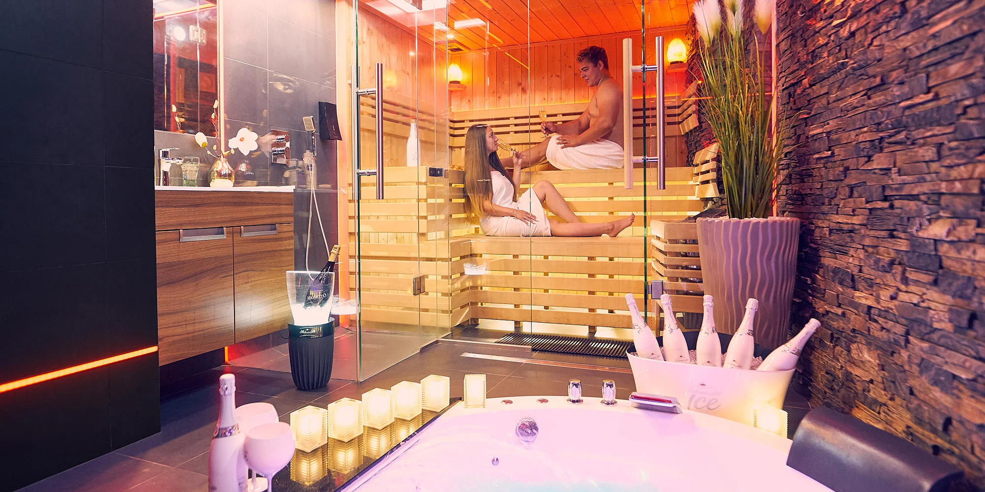 Romantická večeře s lahví sektu i privátním wellness
