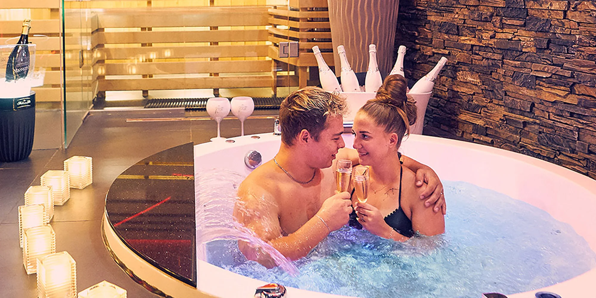 Romantická večeře s lahví sektu i privátním wellness - Obrázek 3