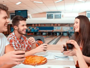 60 min. bowlingu a 1 či 2 pizzy dle výběru až pro 8 os.