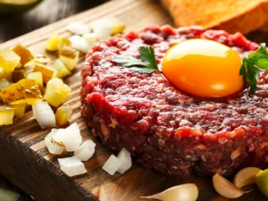 250 g namíchaného tataráku a křupavé topinky