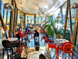 Drink v nejvyšším patře Tančícího domu v Glass Baru