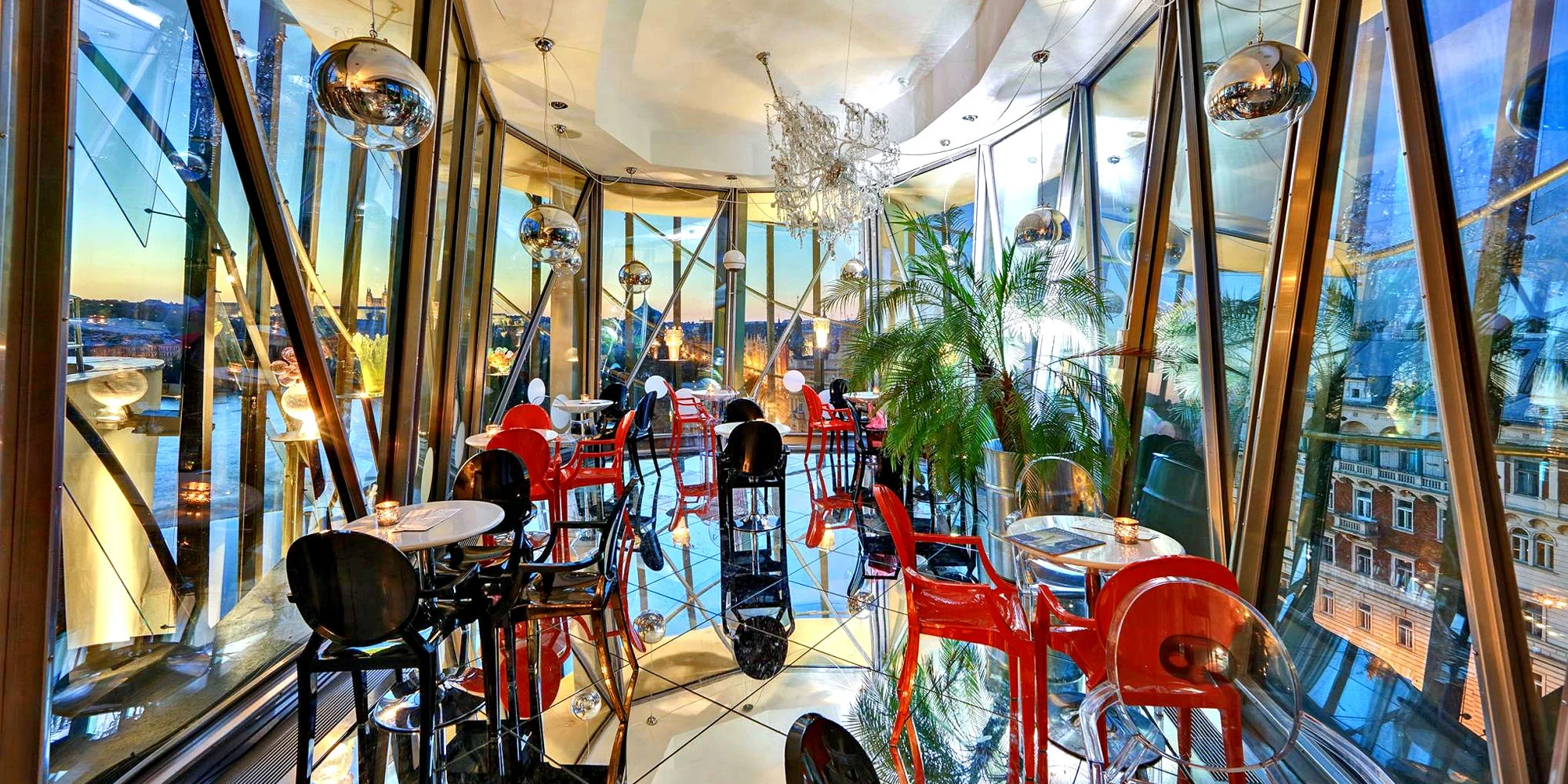 Drink v nejvyšším patře Tančícího domu v Glass Baru