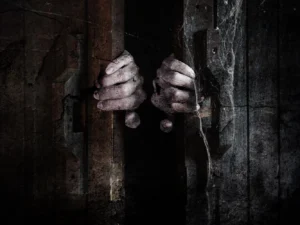 Historická nebo děsivá úniková hra pro 2–5 hráčů