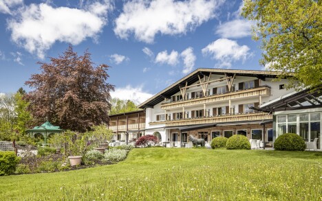 Podhůří Bavorských Alp: 5* Hotel Alpenhof Murnau se snídaní a luxusním wellness se 7 saunami + bohatý program