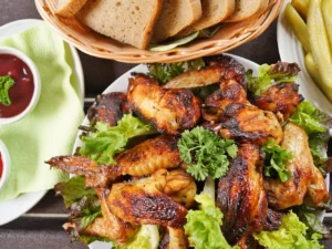 1,5 kg pečených kuřecích křídel a přílohy