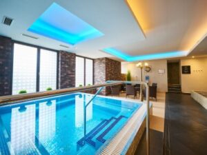 Mariánské Lázně: Luxusní Hotel Queens **** s neomezeným wellness centrem (bazén, vířivka, sauny) a polopenzí