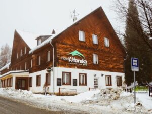 Západní Krkonoše přímo u lyžařského areálu: Dovolená v 900 m n. m. v Hotelu Alfonska *** s polopenzí a nápoji