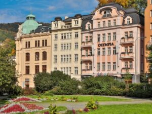 Centrum Karlových Varů u kolonády a divadla v Olympia Wellness Hotelu **** s polopenzí, wellness a procedurami