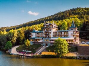 Luxusní relaxační pobyt u Karlových Varů v 5* Retro Riverside Wellness Resortu se snídaní, wellness a masáží