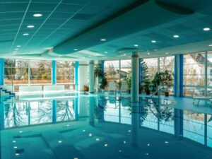 Pobyt u ski areálu v Yura Hotelu Čeladná s polopenzí, neomezeným wellness a fitness + dětský koutek a slevy