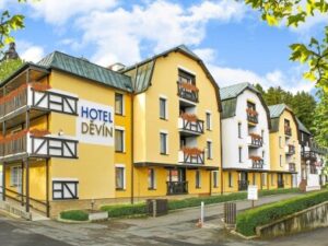 Mariánské Lázně: Pobyt ve Spa Hotelu Děvín **** se snídaní či polopenzí, saunou a vstupenkou do parku miniatur