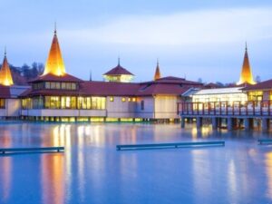 Maďarsko: Hévíz 200 m od termálního jezera v Penzionu Auróra Vendégház se snídaní + vstup do jezerních lázní