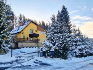 Beskydy u Pusteven a ski areálů: Penzion Na Lůkách s polopenzí, saunou, koupací kádí a kulečníkem + skibus