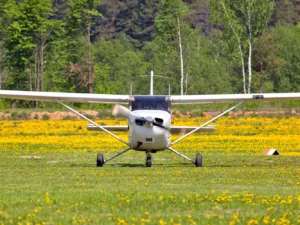 Seznamovací let i pilotování Cessny nad hrady a zámky