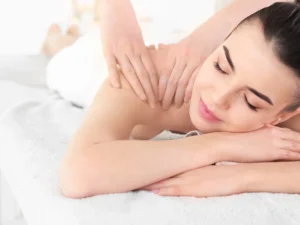 Masáže dle výběru: relax pro šíji a záda i lávové kameny