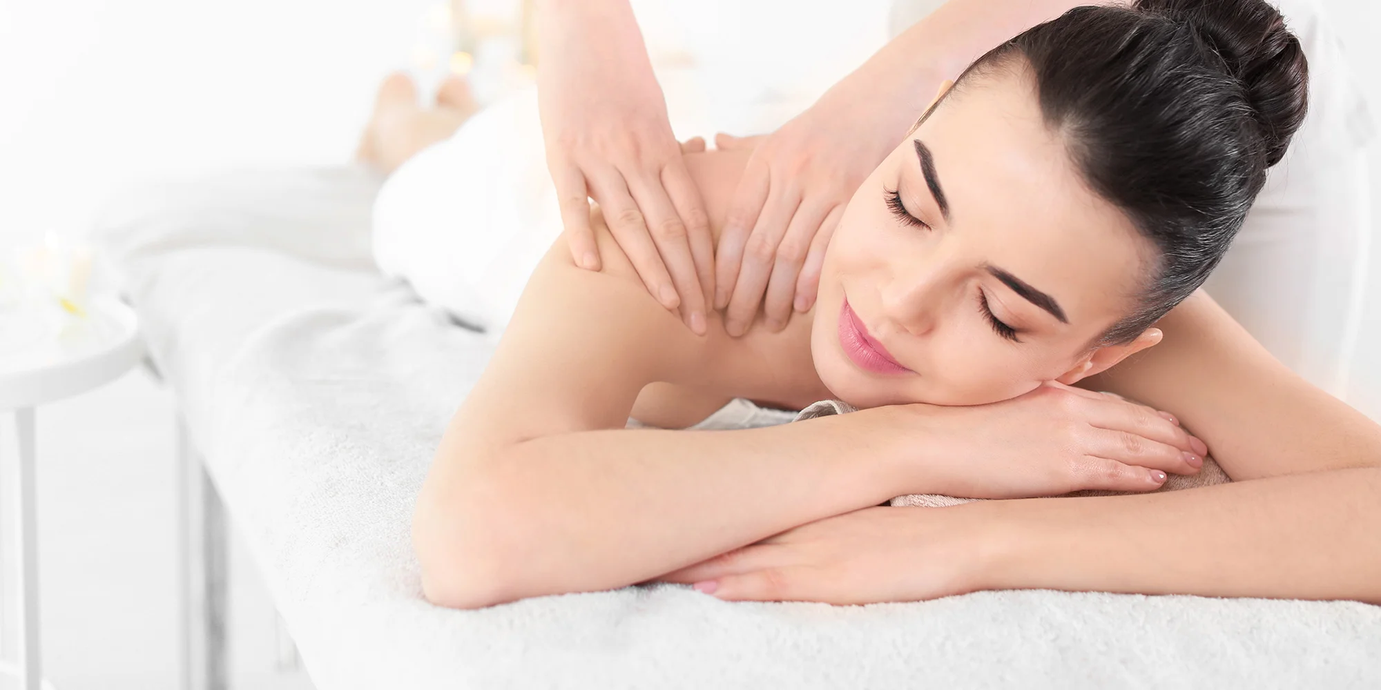 Masáže dle výběru: relax pro šíji a záda i lávové kameny