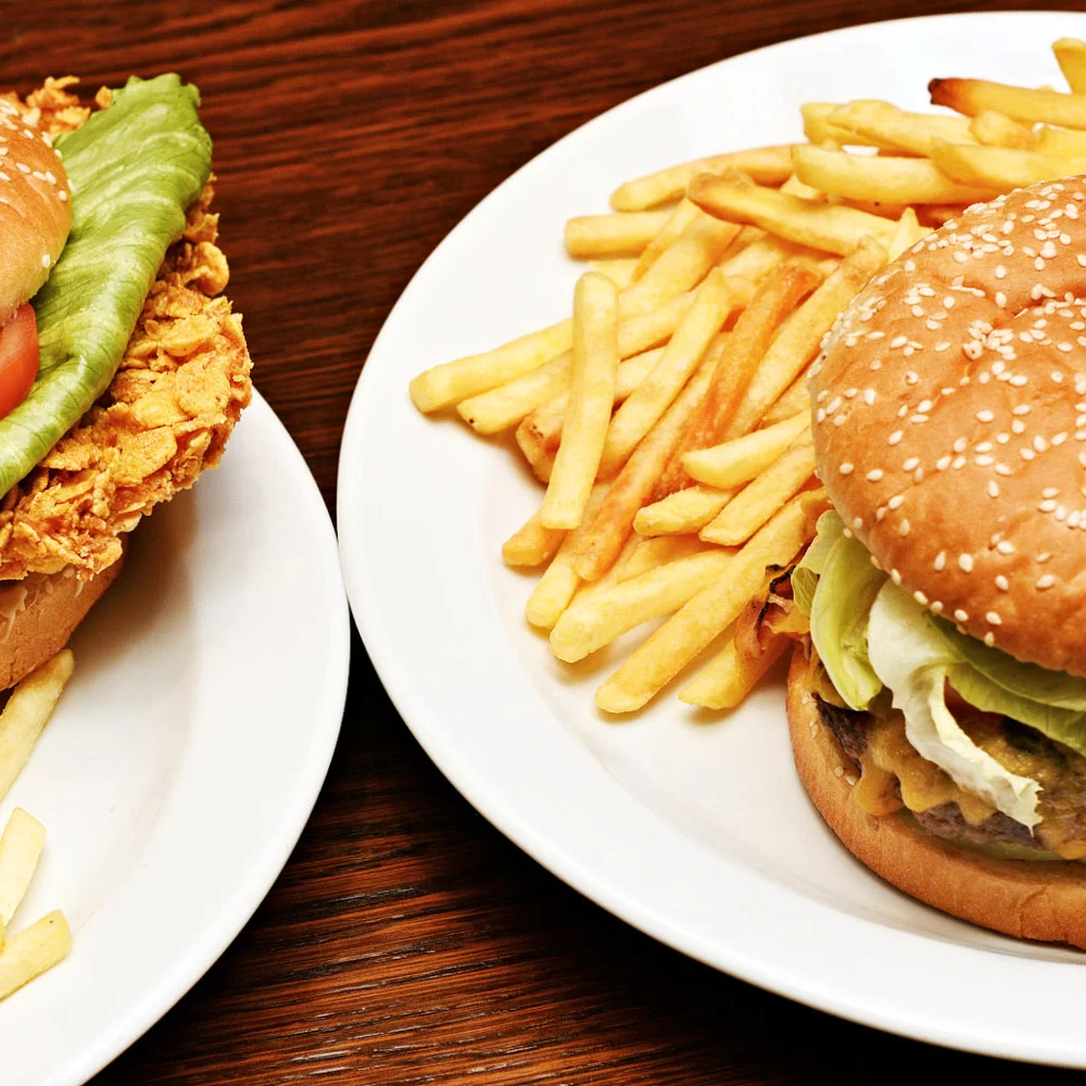 Hovězí nebo kuřecí burger s hranolky a tatarkou - Obrázek 2