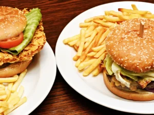 Hovězí nebo kuřecí burger s hranolky a tatarkou