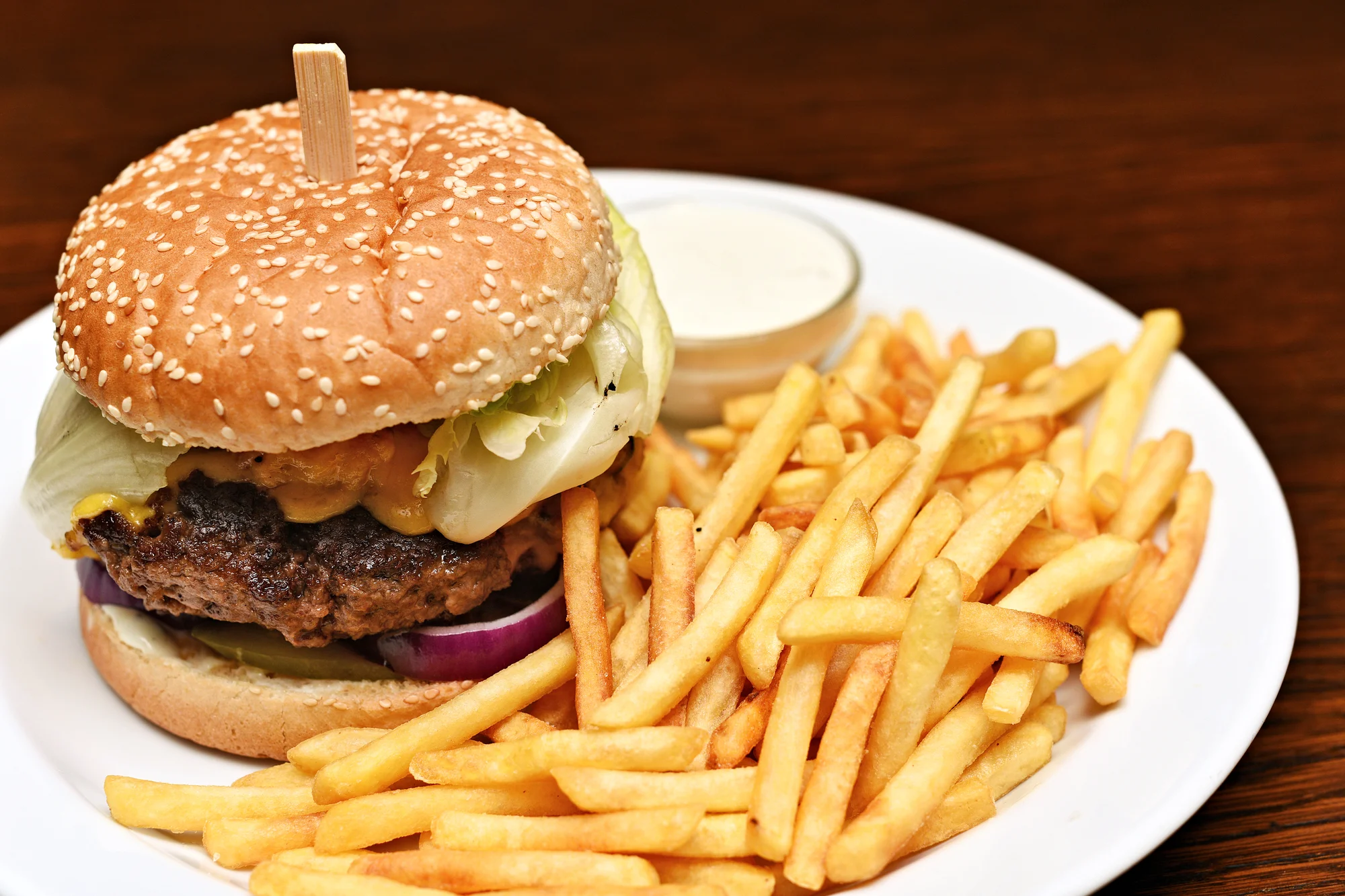 Hovězí nebo kuřecí burger s hranolky a tatarkou - Obrázek 4