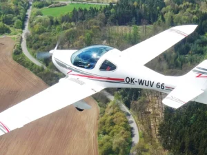 Let sportovním letounem s možností pilotáže na 20–60 min.