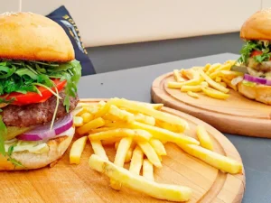 Burger dle výběru: hovězí i steak z lososa