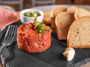 Tatarák z českého hovězího a topinky: 200 nebo 400 g