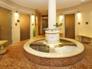 2 hod. v zámeckém wellness, palačinka a káva pro 2 os.