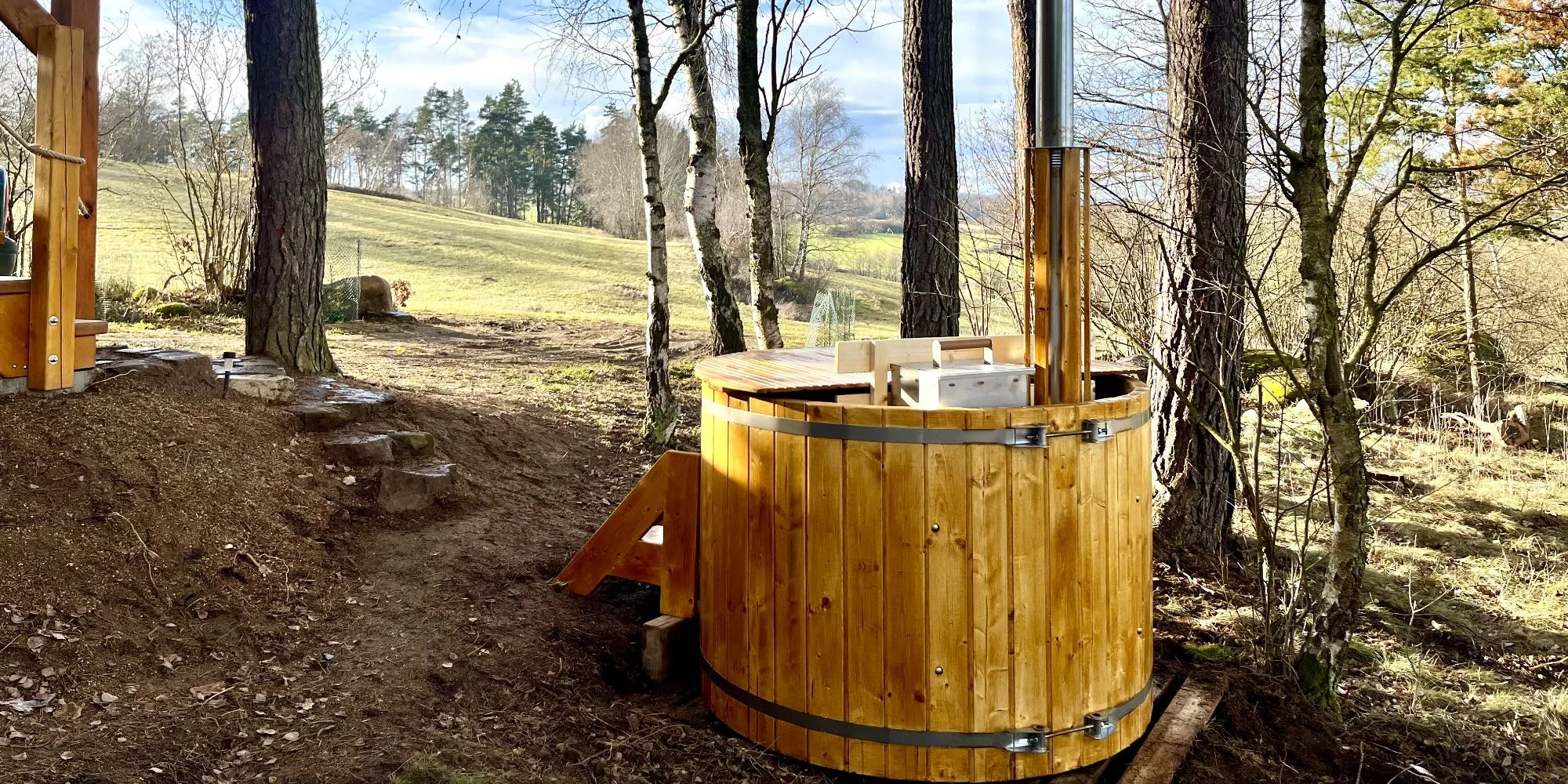 Chata v korunách stromů a relax ve vyhřívaném sudu - Obrázek 6