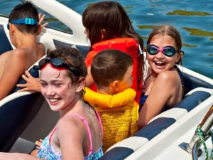 120–180min. projížďka po Slapech na motorovém člunu