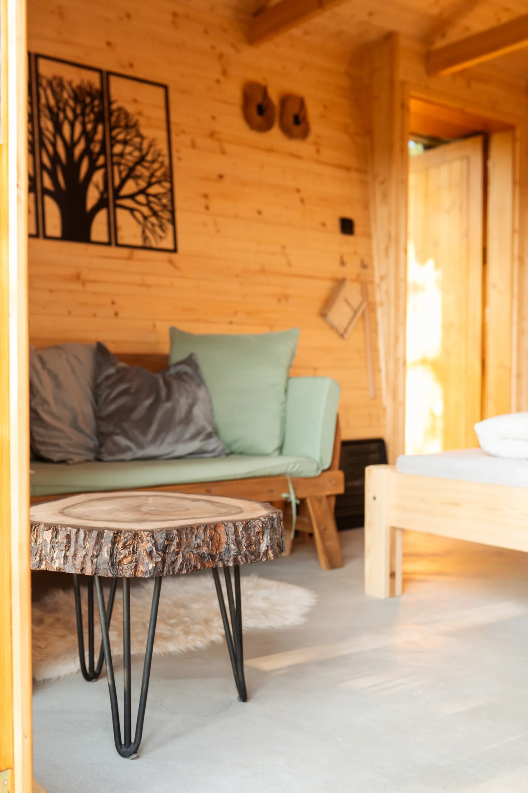 Chata v korunách stromů a relax ve vyhřívaném sudu - Obrázek 11