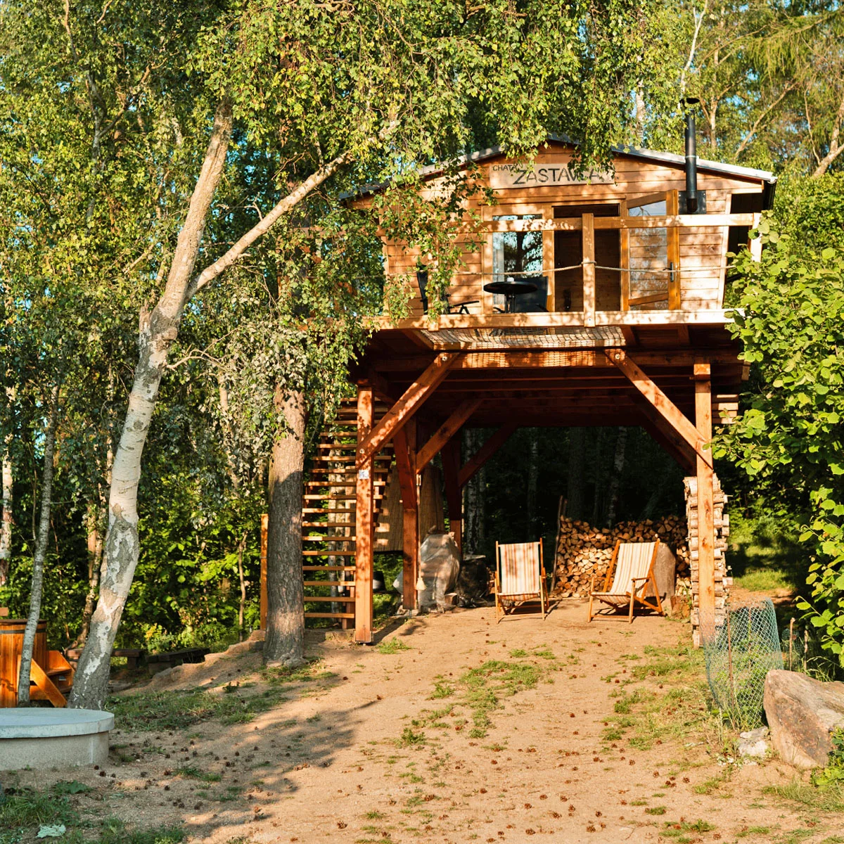 Chata v korunách stromů a relax ve vyhřívaném sudu - Obrázek 2