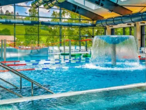 3 hod. ve vodním světě s bazény, tobogánem i vířivkou