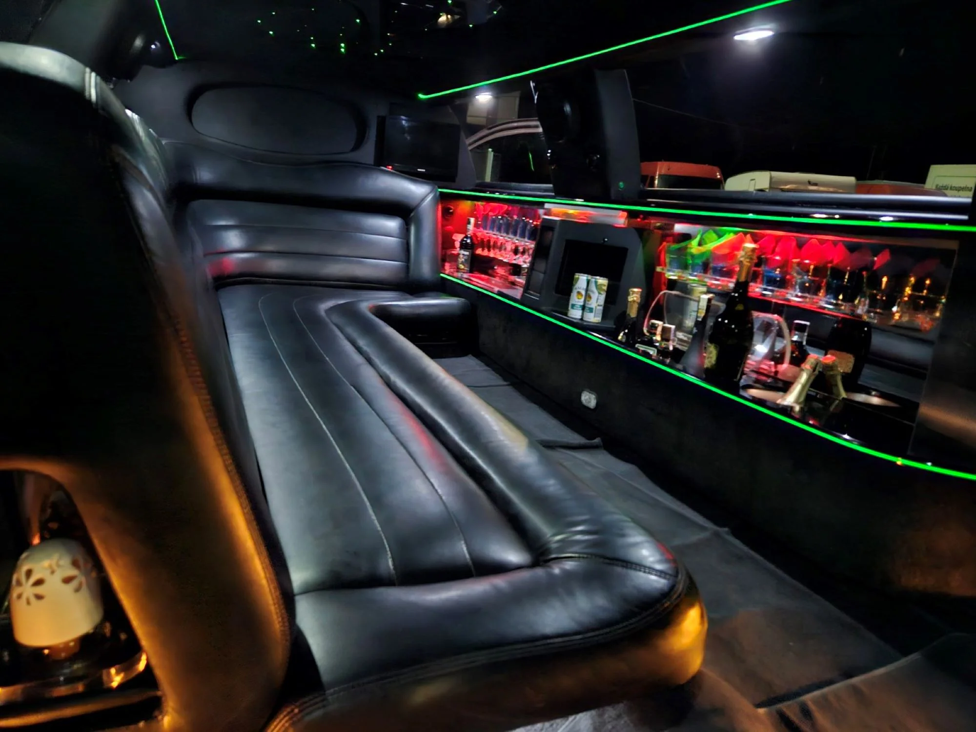 Pořádná jízda v dlouhé limuzíně Lincoln Town Car - Obrázek 9