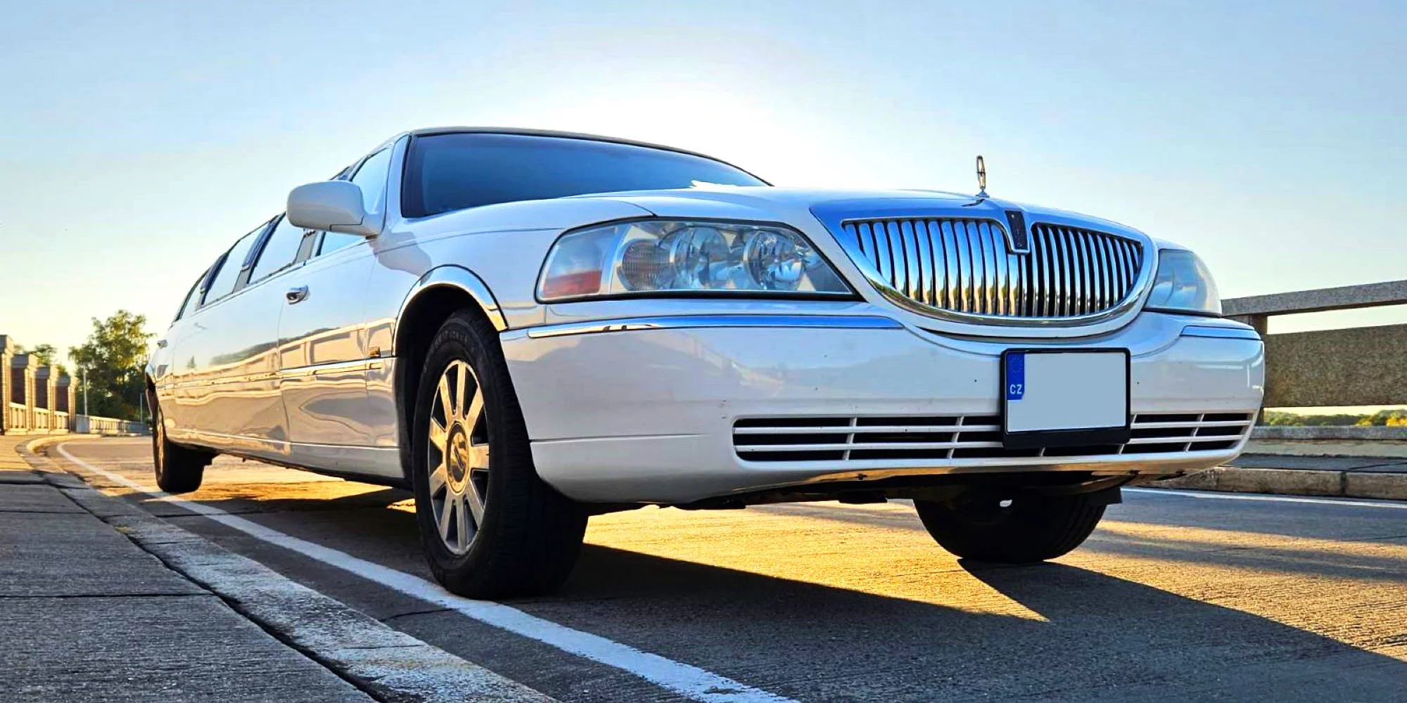 Pořádná jízda v dlouhé limuzíně Lincoln Town Car - Obrázek 3