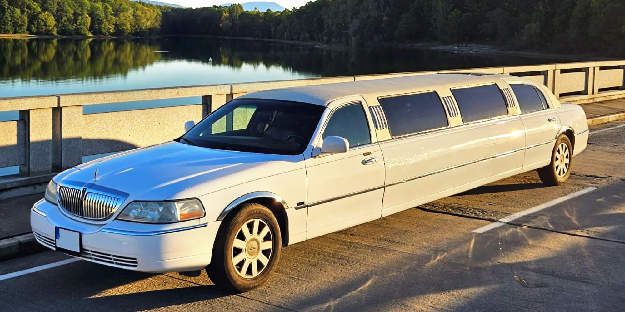 Pořádná jízda v dlouhé limuzíně Lincoln Town Car
