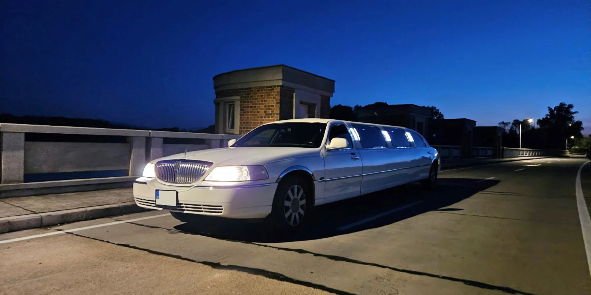 Pořádná jízda v dlouhé limuzíně Lincoln Town Car - Obrázek 5