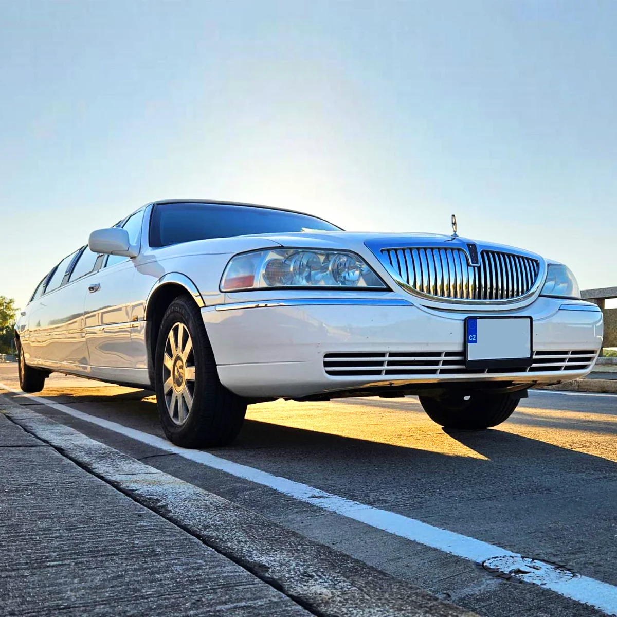 Pořádná jízda v dlouhé limuzíně Lincoln Town Car - Obrázek 2