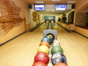 Hodina bowlingu až pro 8 osob a řízky, žebra či pizza