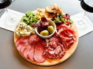 Degustační prkno pro 2-4 osoby: sýry, uzeniny, víno