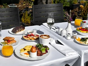 Snídaně či aperitivo ve sky baru s výhledem na Prahu