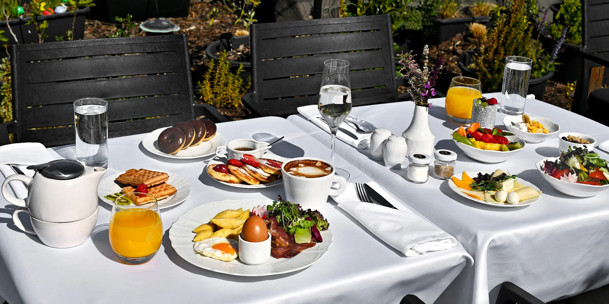 Snídaně či aperitivo ve sky baru s výhledem na Prahu