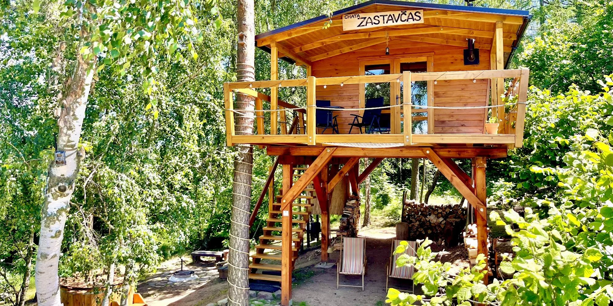 Chata v korunách stromů a relax ve vyhřívaném sudu