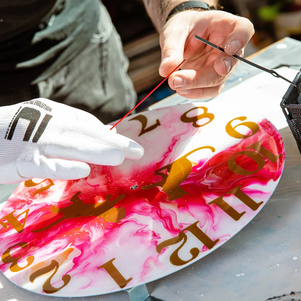 Zážitkové malování metodou fluid art: podtácky, hodiny i obrazy - Obrázek 2