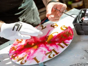 Zážitkové malování metodou fluid art: podtácky, hodiny i obrazy