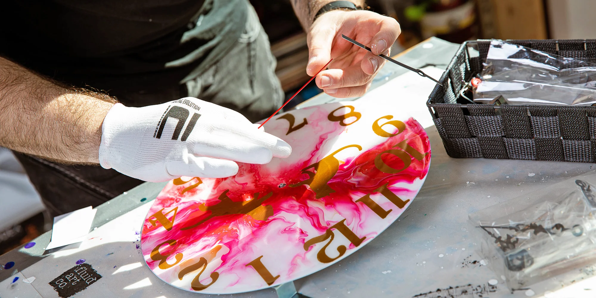 Zážitkové malování metodou fluid art: podtácky, hodiny i obrazy