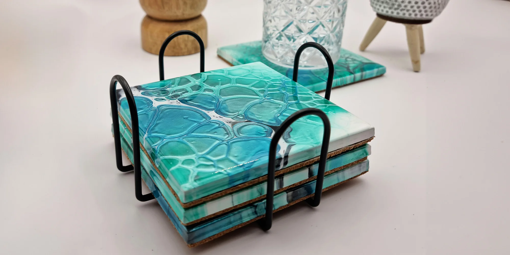 Zážitkové malování metodou fluid art: podtácky, hodiny i obrazy - Obrázek 4