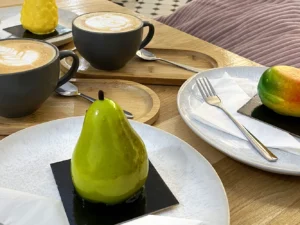 Umění na talíři: originální zákusek a káva dle výběru