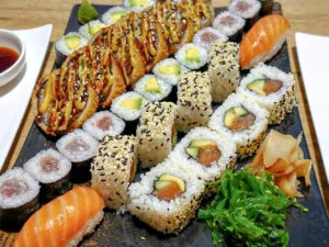 Pestré sety 8–54 kusů sushi s rybami i zeleninou